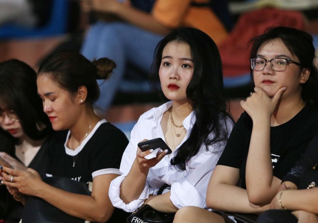 Bạn gái Quang Hải và Văn Hậu khoe sắc trong trận Hà Nội thua