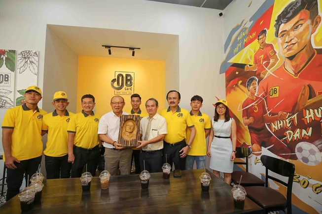 3 ông bầu, 100 quán cà phê và câu chuyện 1.000 đồng