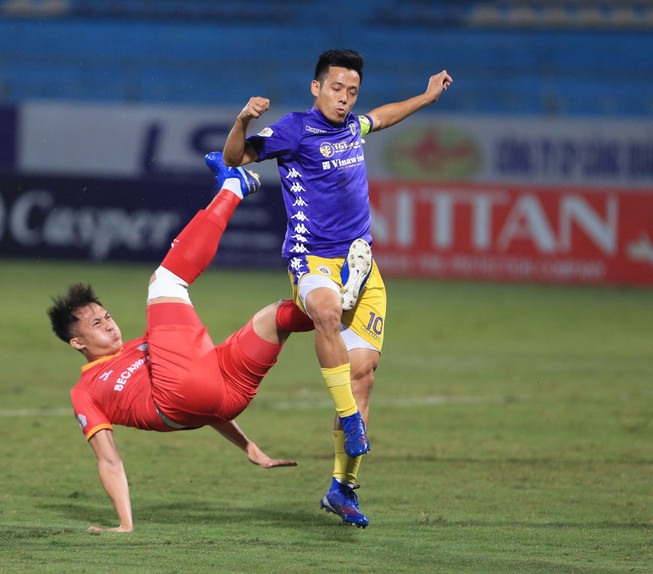 Hà Nội nhảy lên đầu bảng, Viettel đòi lại