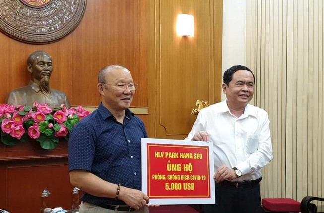 HLV Park Hang-seo ủng hộ 5.000 USD chống dịch COVID-19