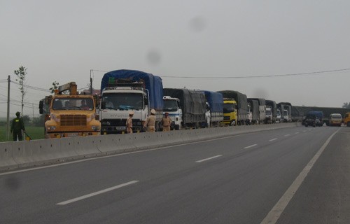 Tài xế xe tải liều lĩnh ép CSGT, ồ ạt vượt trạm