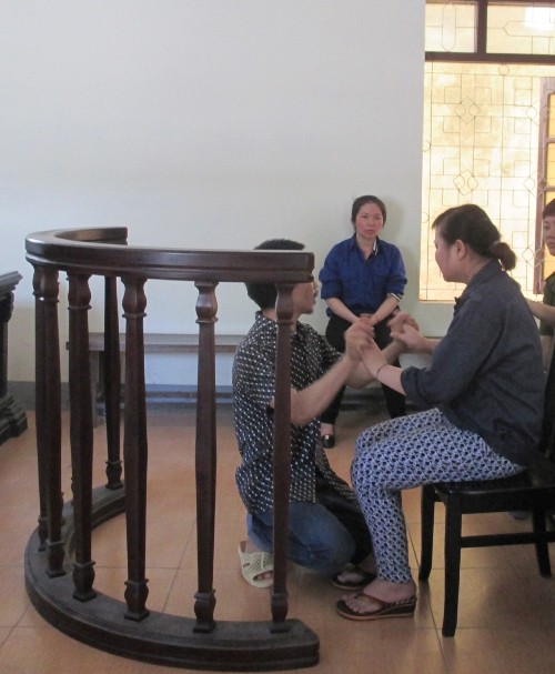 Bị cáo quỳ xuống cầu hôn bạn gái đồng phạm ngay tại vành móng ngựa