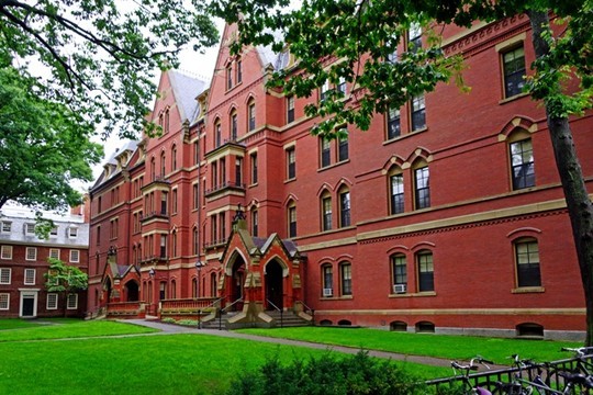 Mỹ: Sát thủ nặc danh dọa bắn hàng trăm sinh viên Harvard
