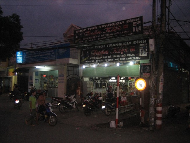 Truy sát kinh hoàng trong shop quần áo