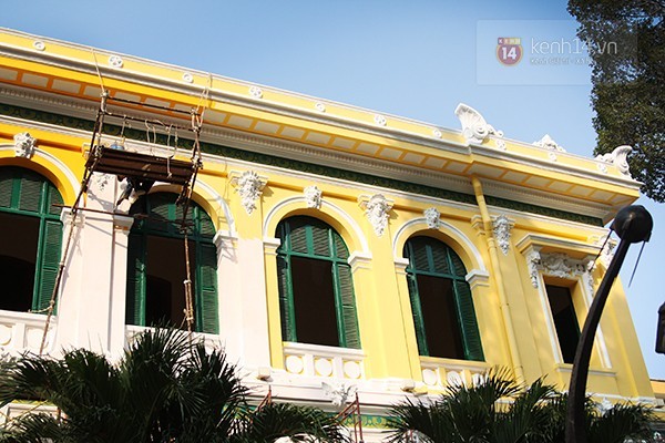 Tòa nhà Bưu điện TP.HCM lại chuyển về chiếc “áo” màu vàng nhạt