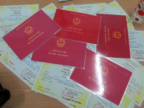 Cảnh giác: Lừa xin việc giúp để dụ mua… các loại bằng giả