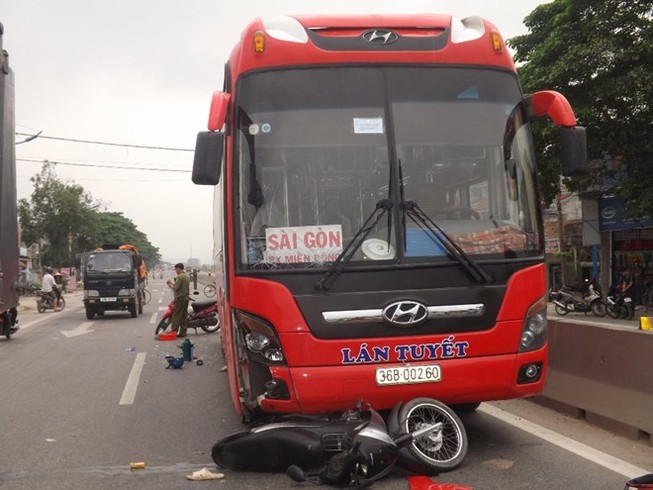 Thai phụ sắp sinh bị xe khách tông văng xuống đường