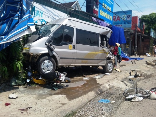 Xe tải ủi xe khách lao vào sân nhà làm sập rạp đám tang