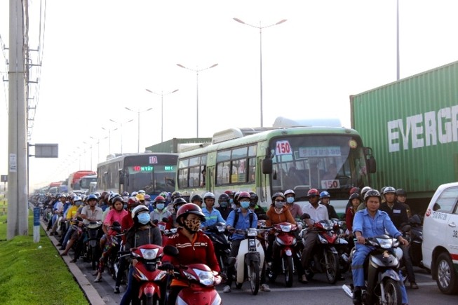 Hàng ngàn phương tiện kẹt cứng trên xa lộ Hà Nội