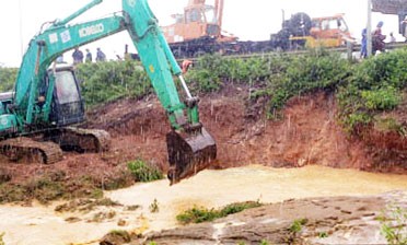 Đường ống nước Sông Đà lại bị vỡ