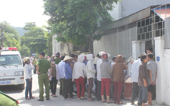 Bàng hoàng người mẹ trẻ treo cổ cùng con thơ chết bất thường