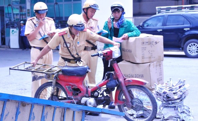 Chùm ảnh: TP.HCM đồng loạt ra quân gom xe ‘mù’ trên đường phố