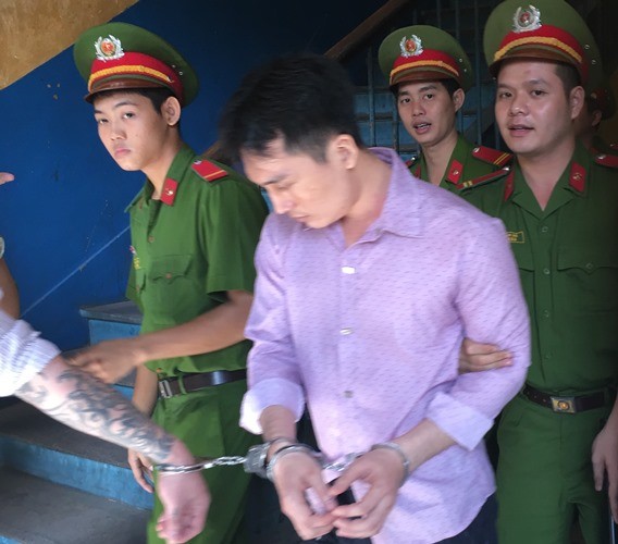 Chuẩn bị súng đạn, bom xăng đi ‘xử’ Vũ 'lông vịt' nhưng gặp... công an