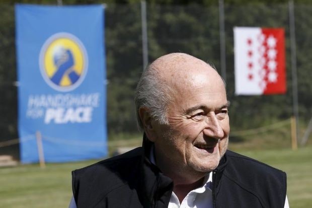 ‘Bố con’ Blatter và Platini thất bại trong việc kiện FIFA