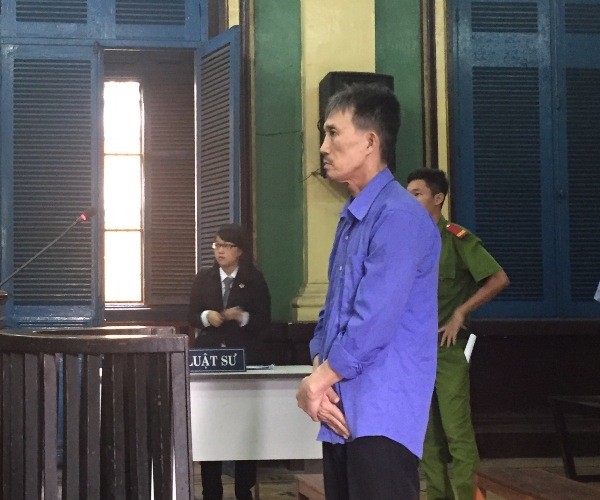 Bảo vệ tòa nhà đâm người trước cổng, lãnh án nặng