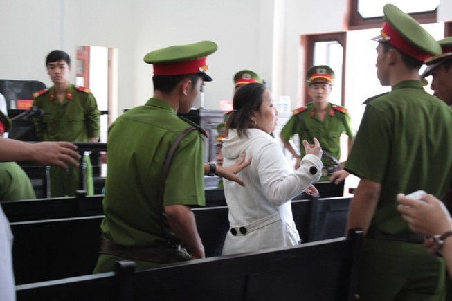 Bị gây rối, đại diện Tân Hiệp Phát phải nhờ cảnh sát hộ tống ra xe