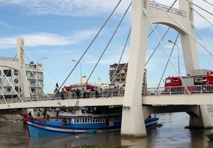 Bạn đọc hiến kế cứu tàu kẹt dưới gầm cầu sông Cà Ty