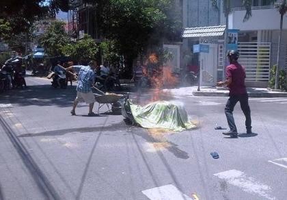 Va quẹt với xe cùng chiều, xe Attila bốc cháy dữ dội