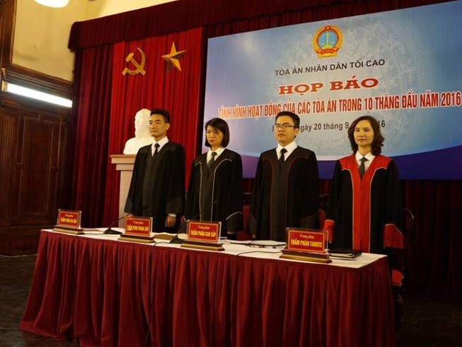 Công bố trang phục xét xử mới của thẩm phán các cấp
