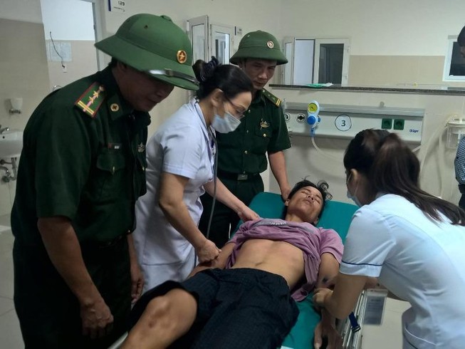 Cứu sống 4 thuyền viên trôi dạt hơn 100 km trên biển