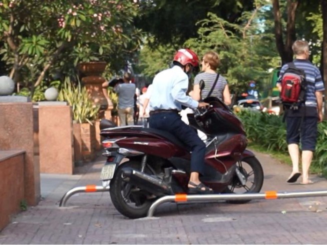 Chạy xe qua barie trên vỉa hè có bị tạm giữ xe?