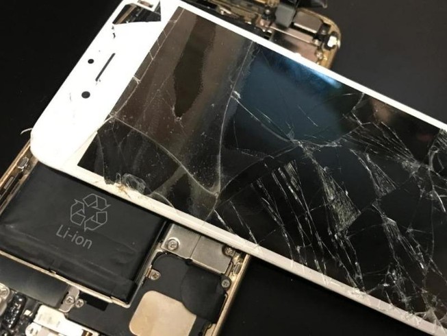 Lãnh 2 năm tù vì chém vỡ… chiếc điện thoại iPhone