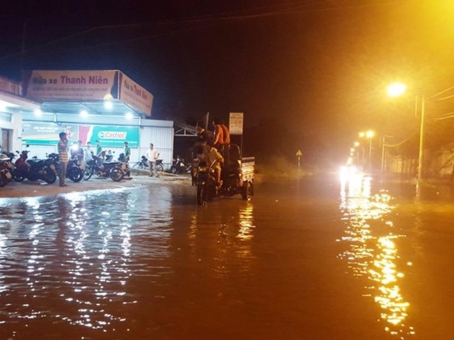 Triều chưa đạt đỉnh, nhiều tuyến đường đã bị tê liệt