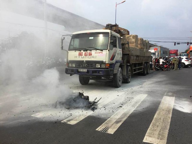 Va chạm ôtô, xe máy bốc cháy