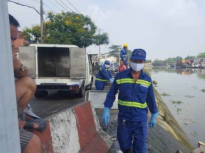 Vớt thi thể người đàn ông trên sông Sài Gòn