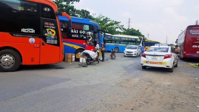 Bãi xe chờ tài choán hết đường
