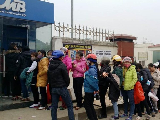 Người dân xếp hàng đợi rút tiền ngày giáp Tết