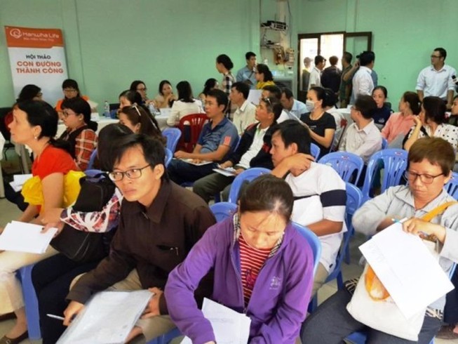 Sàn giao dịch việc làm đông nghịt người tìm việc