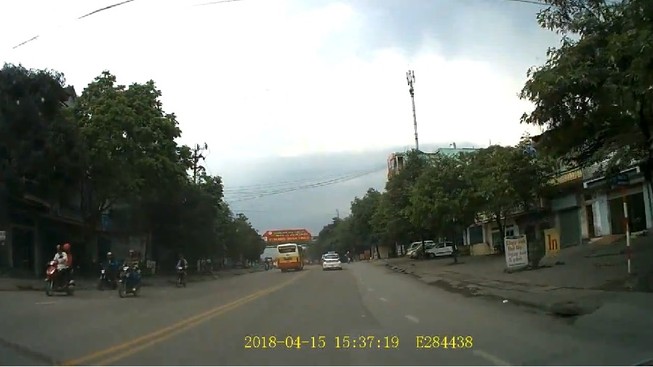 Hãi hùng xe buýt đua nhau như chốn không người