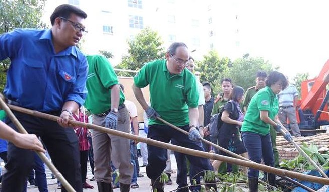 Bí thư Nguyễn Thiện Nhân cùng người dân xuống kênh dọn rác