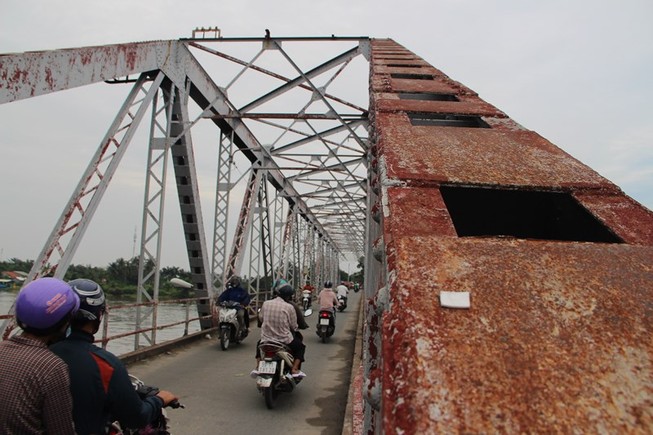 Chưa tháo dỡ cầu sắt hơn 100 tuổi