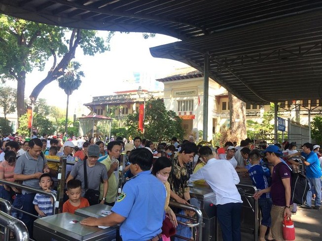 Ngạt thở biển người đổ về Thảo Cầm Viên vui chơi dịp lễ 30-4