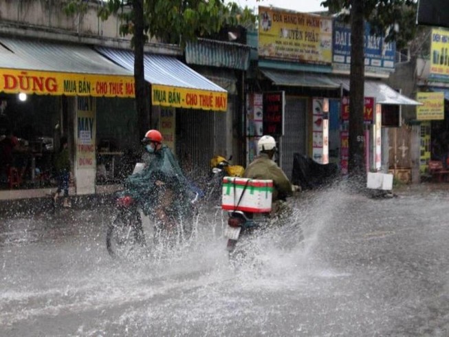 TPHCM: Mưa lớn, đường ngập, hàng loạt xe chết máy