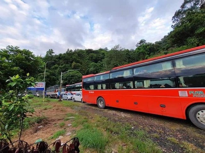 Mất 5 giờ vẫn chưa thoát khỏi kẹt xe do sạt lở đèo Bảo Lộc
