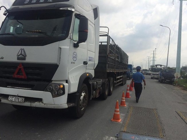 Hai ngày, xử phạt hơn 100 triệu đồng xe chở quá tải