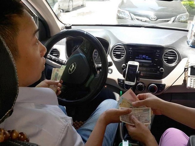 Tài xế tố bị trốn đóng thuế, Grab nói gì?