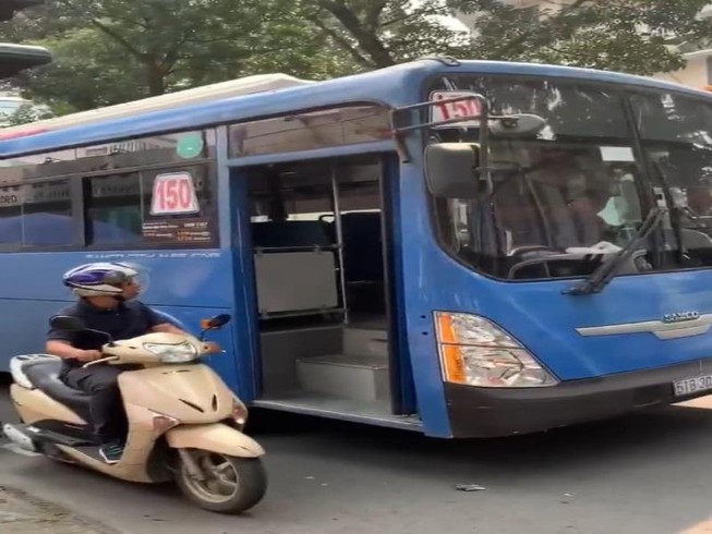 Sa thải tài xế xe buýt phun nước bọt vào người khác
