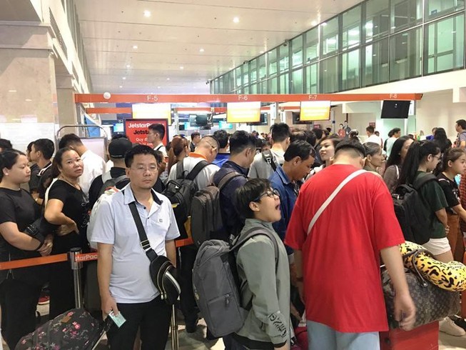 Ngưng phát thanh ở sân bay: Hãng sẽ 'truy tìm' khách đi trễ