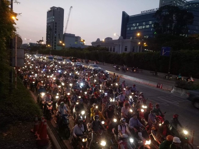 Hầm sông Sài Gòn ngưng lưu thông, nên đi đường nào?