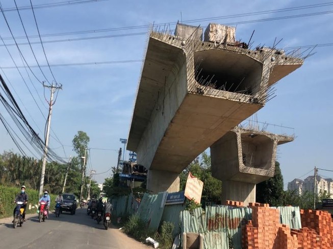 Cầu Nam Lý quận 9 'đắp chiếu' cả năm trời