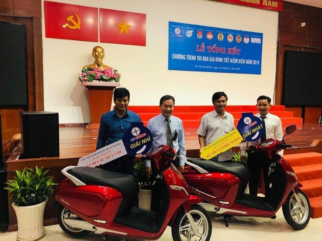 EVN HCMC trao hai xe máy điện cho khách hàng