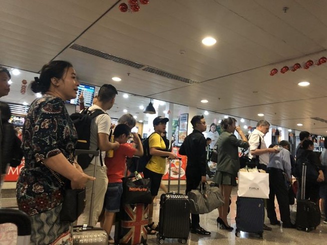 Sân bay Tân Sơn Nhất đông nghẹt những ngày cuối năm