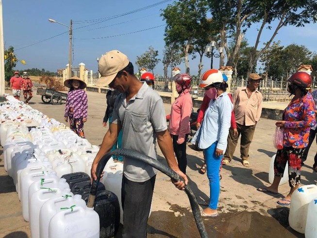 Người dân Tiền Giang ùn ùn đi lấy nước ngọt