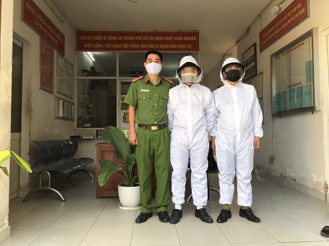 Công an phường mặc đồ bảo hộ để phòng, chống COVID-19