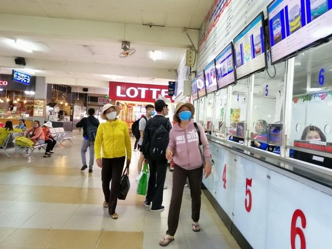 Xe bến Miền Đông phải có nước rửa tay diệt khuẩn cho khách