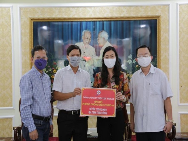 EVN HCM tiếp tục ủng hộ phòng, chống COVID-19